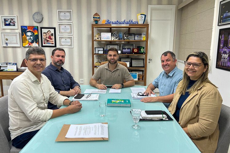 Prefeito de Campos anuncia concurso para a Educação com mil vagas