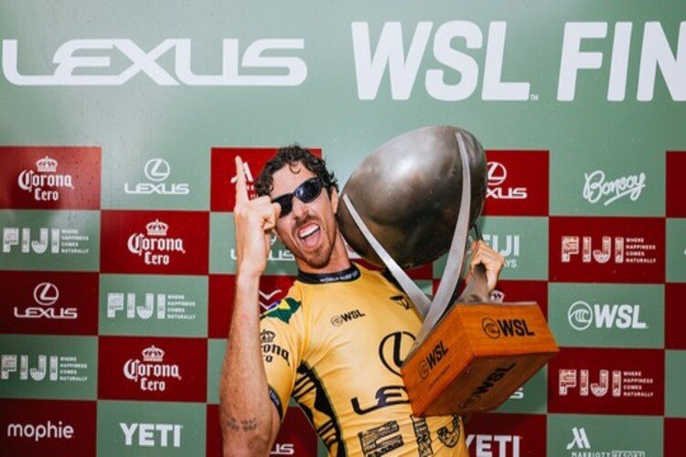 Yago Dora tira onda e conquista o mundial de surfe