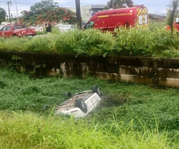 Um dos ocupantes do carro que caiu no Canal do Saco morre no HFM, em Campos