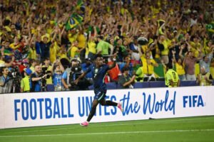 Brasil vence a primeira na Copa do Mundo