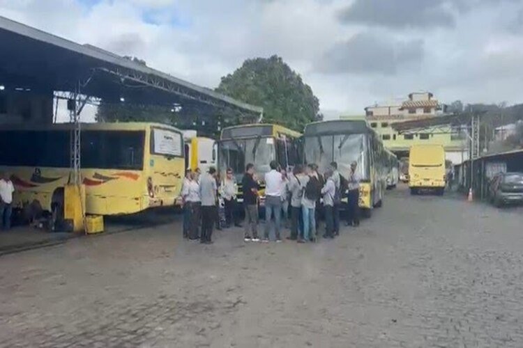 Itaperuna amanhece sem transporte público