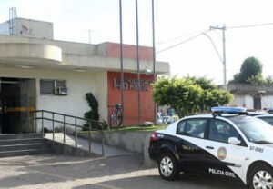 Familiares de menino de 5 anos morto a tiros protestam em frente à 146ª DP, em Campos