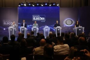 Paes não comparece a debate e vira alvo dos adversários