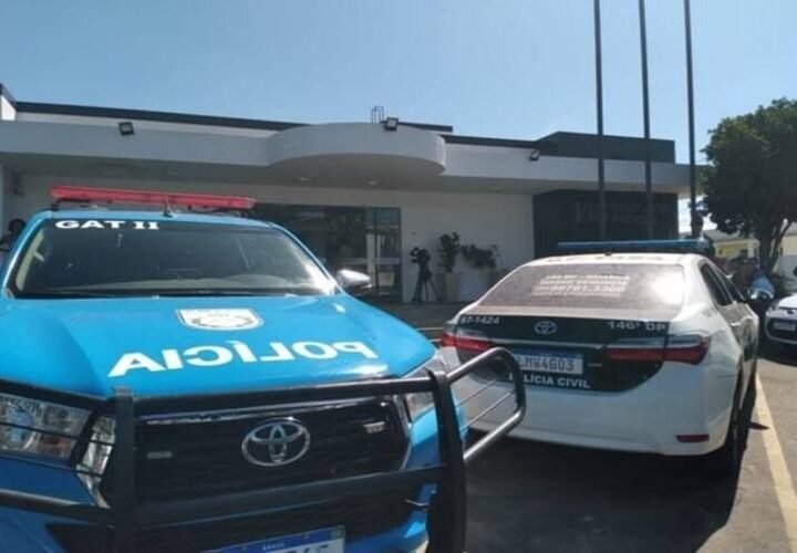 Homem é preso após apontar arma para policiais em uma viatura em Campos